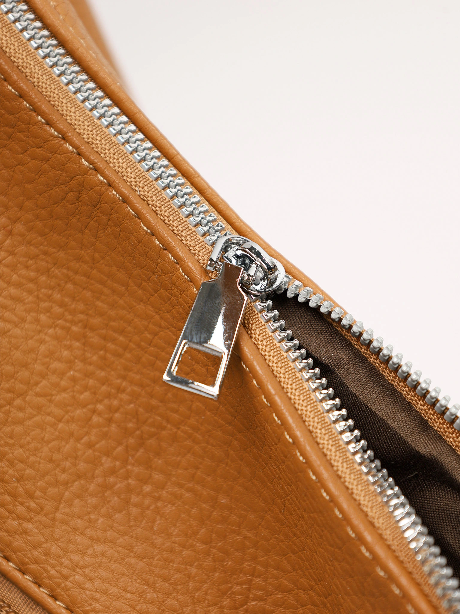 Сумка-шоппер с плетеными ремешками по бокам в ассортименте